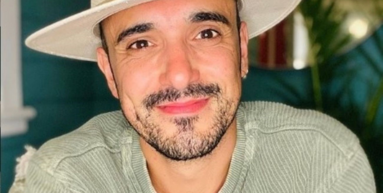 Con un sorprendente cambio de look, Abel Pintos estrenó su nuevo videoclip "Una vez más"
