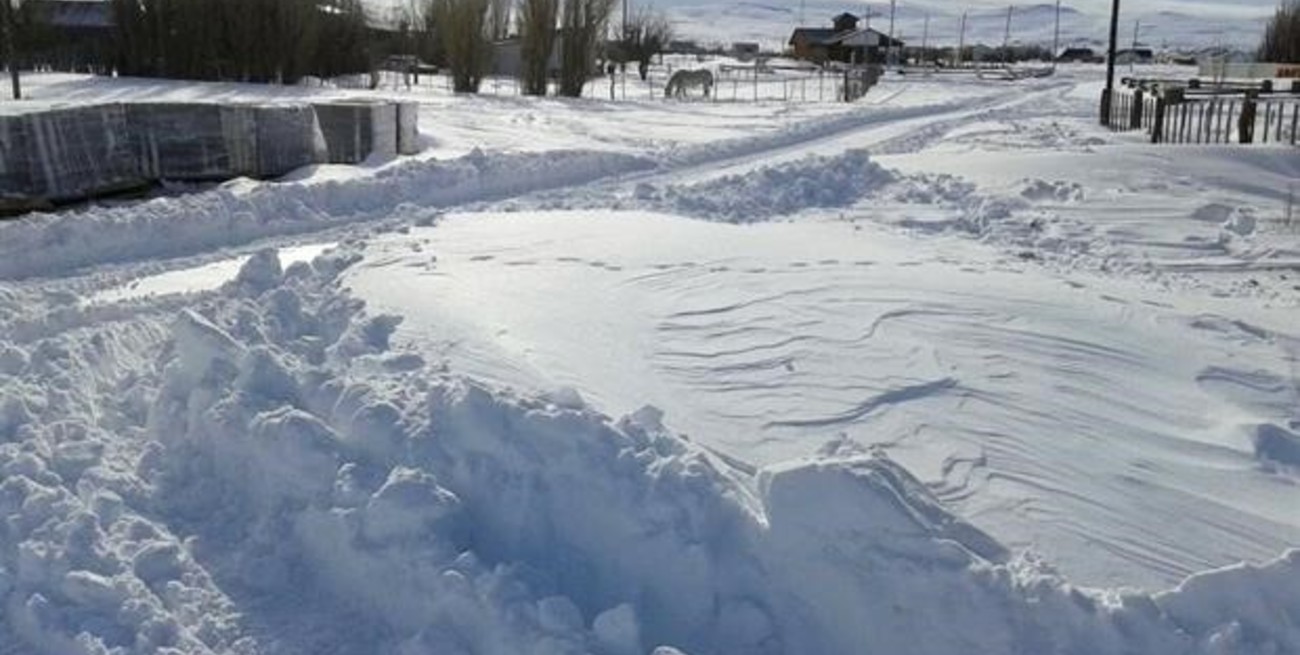 Chubut: fue rescatada una pareja que quedó atrapada en su vivienda por la acumulación de nieve
