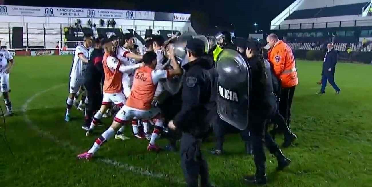 Patronato colgó una particular bandera en la previa al partido contra Boca