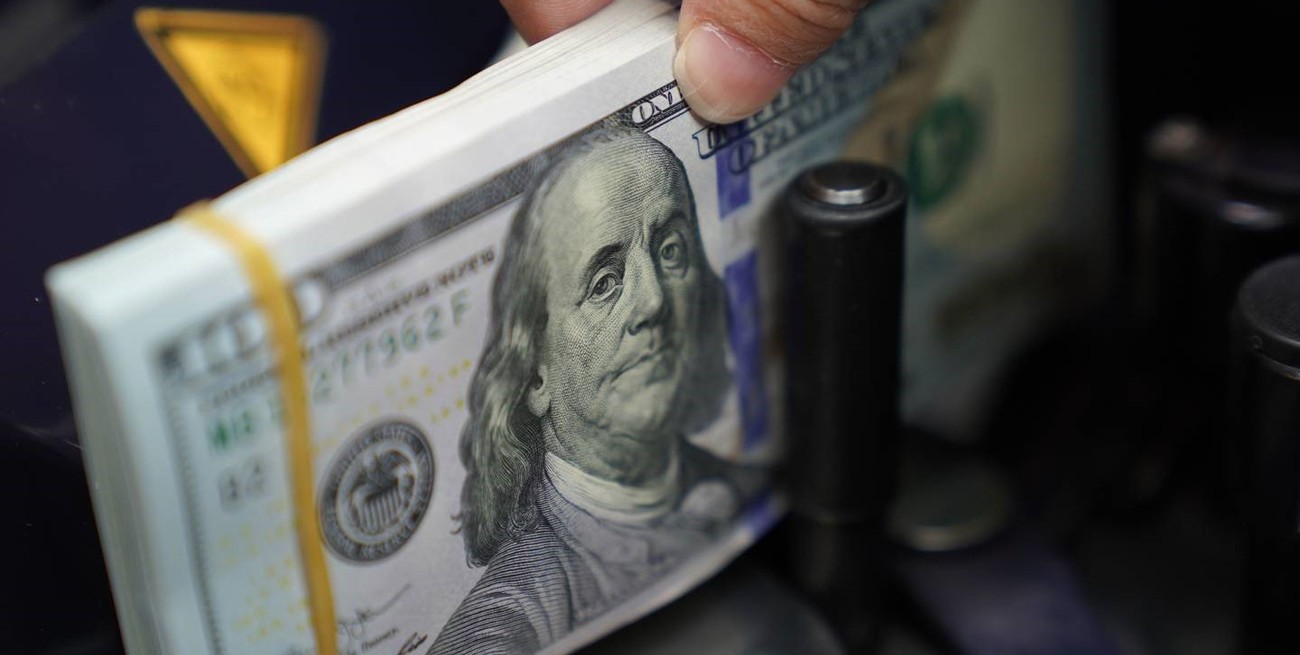 En medio de los cambios en el Gobierno, bajó el dólar blue 