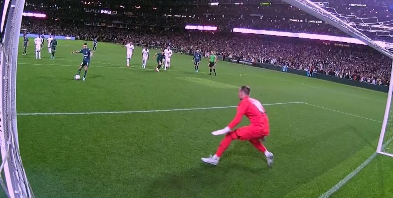 Video: Lunin, arquero del Real Madrid y una insólita acción para atajar un penal

