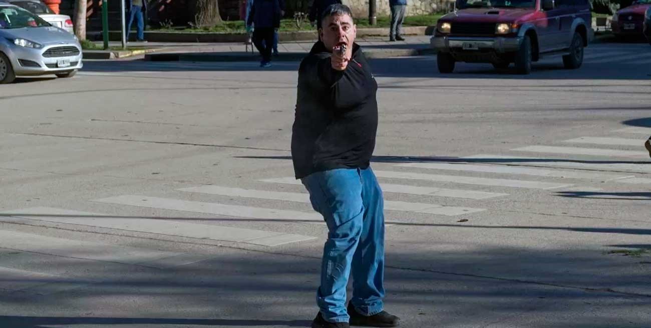 La impactante imagen de los incidentes en San Martín de Los Andes cuando le disparan a un fotógrafo