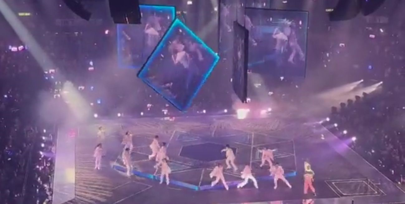 Video: una pantalla gigante aplastó a dos cantantes en un recital en Hong Kong