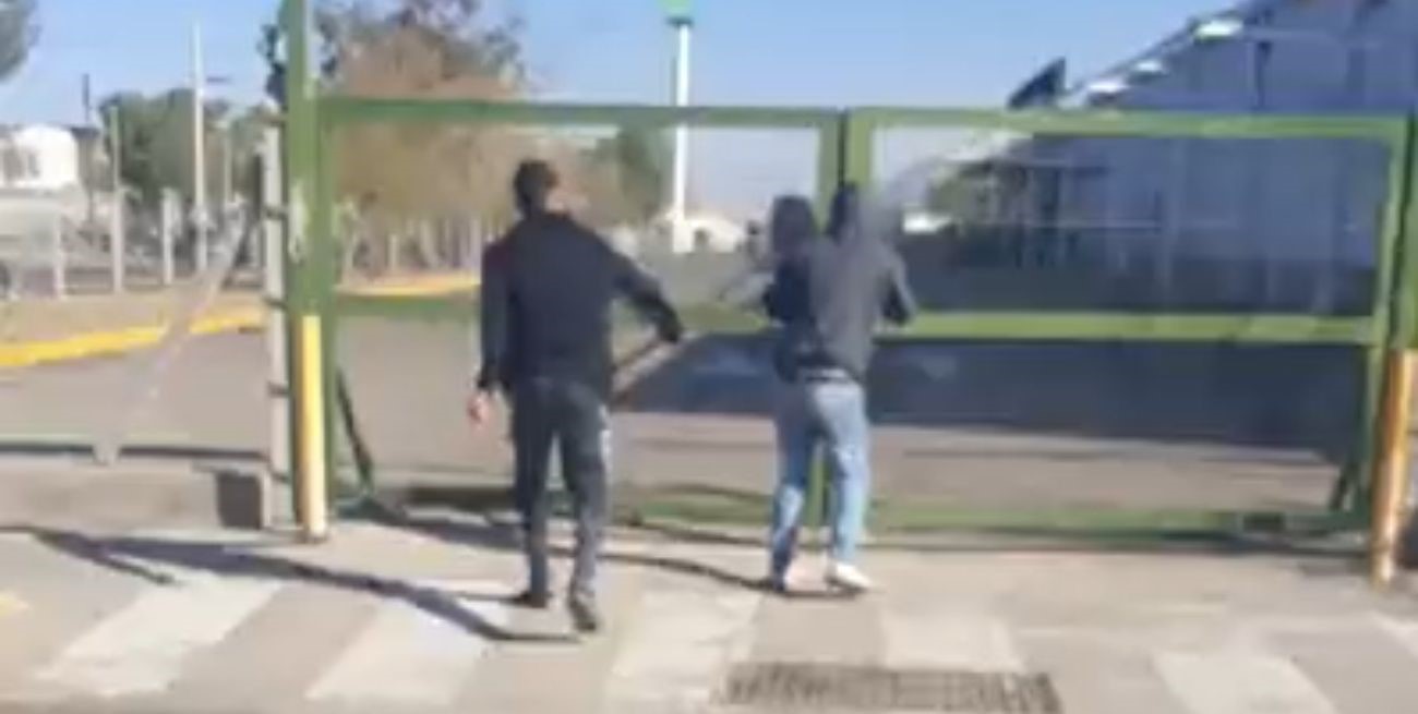 Video: intentaron ingresar a la fuerza a un supermercado de San Juan