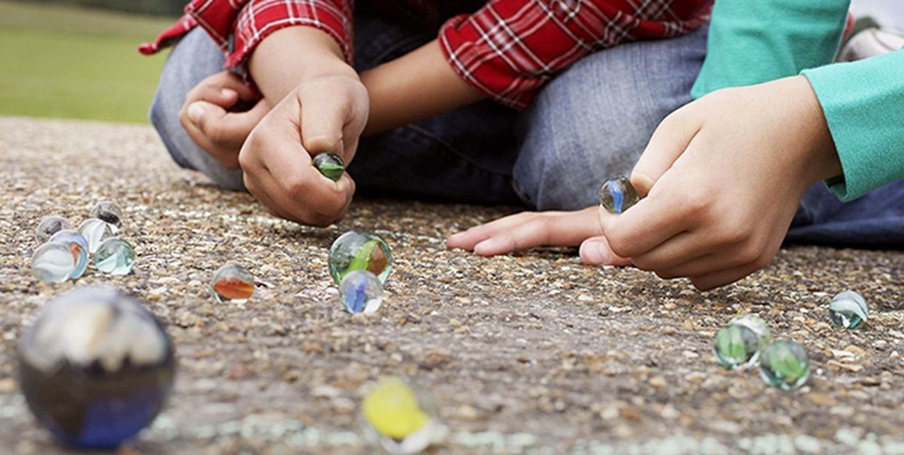 Un municipio recicla vidrio, lo vende y lo hace retornar en forma de bolitas para los niños
