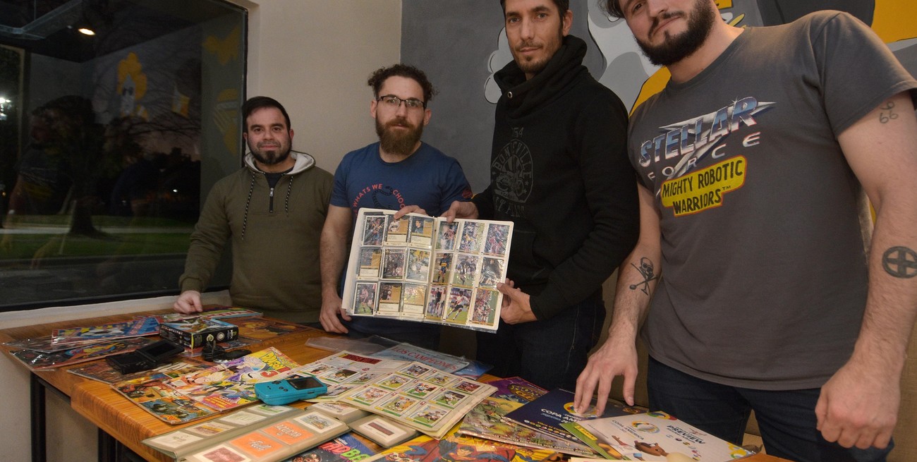 "Los recolectores": son santafesinos y se dedican a coleccionar desde figuritas hasta etiquetas de té