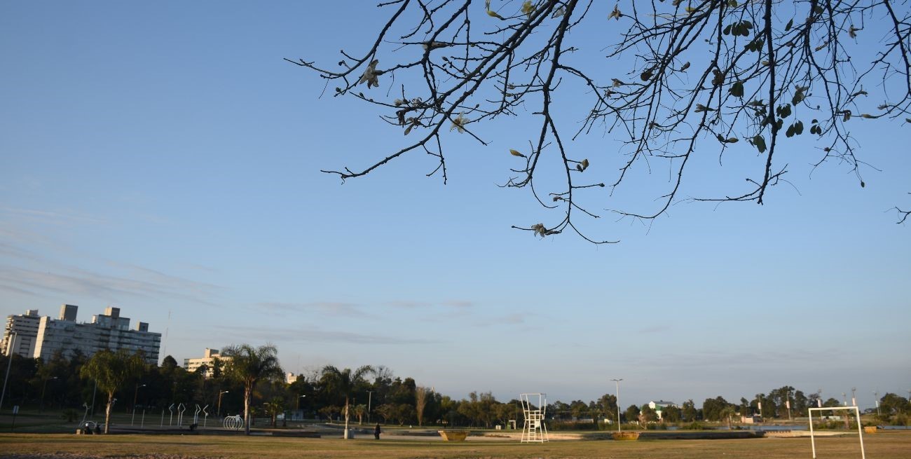 Domingo con cielo despejado en la ciudad de Santa Fe