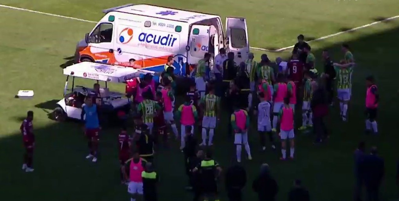 Video: un futbolista de Aldosivi tuvo que ser trasladado en ambulancia tras un fuerte choque de cabezas