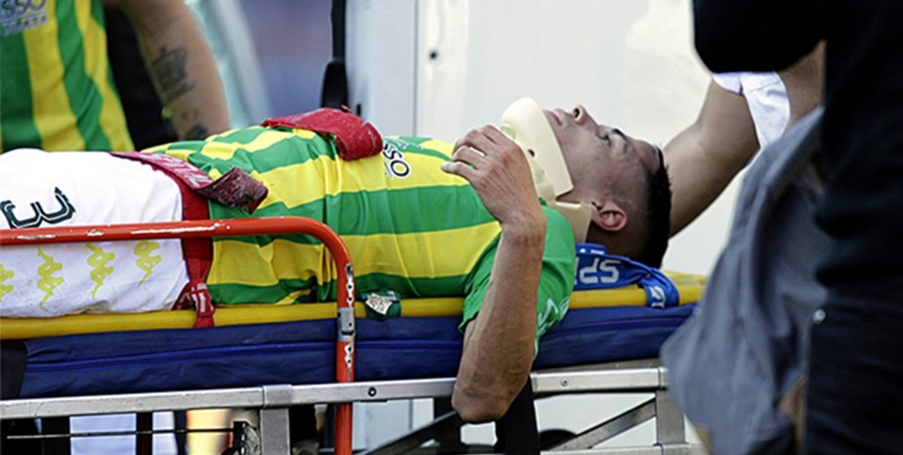 Cómo está el jugador de Aldosivi tras el violento choque de cabezas con un rival