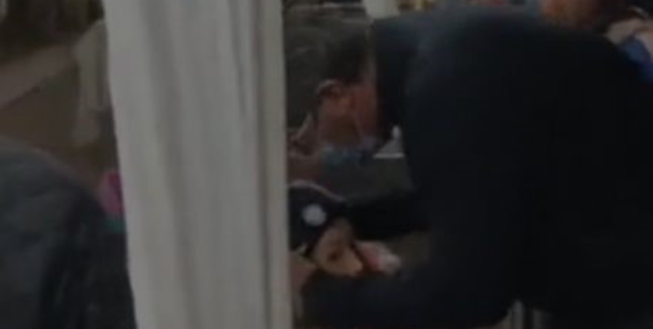 Video: Jorge Capitanich confundió un maniquí con una persona y le dio un beso