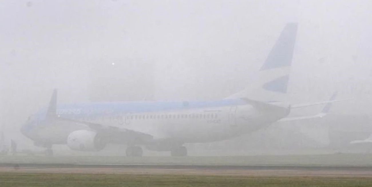 Por la neblina cancelan y desvían vuelos en el Aeropuerto de Ezeiza
