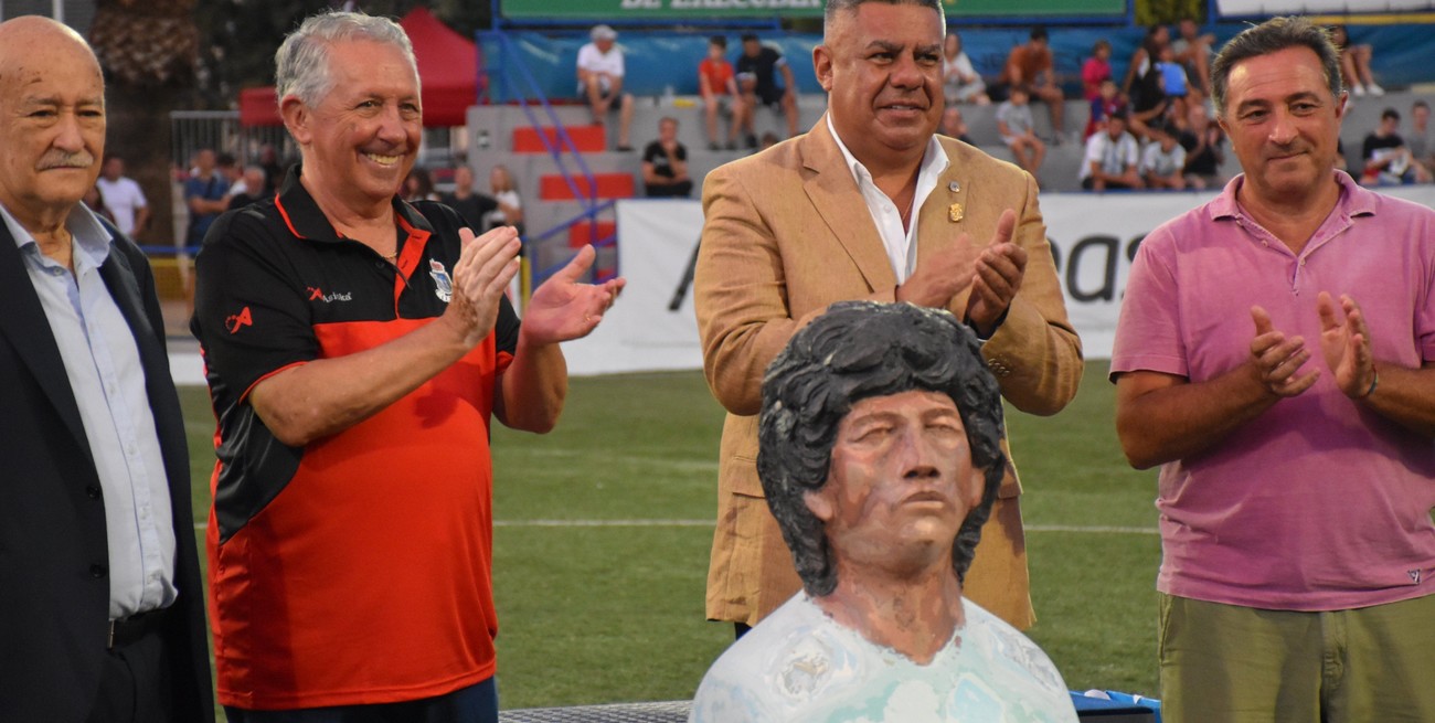 Maradona fue homenajeado con una extraña escultura y estallaron los memes