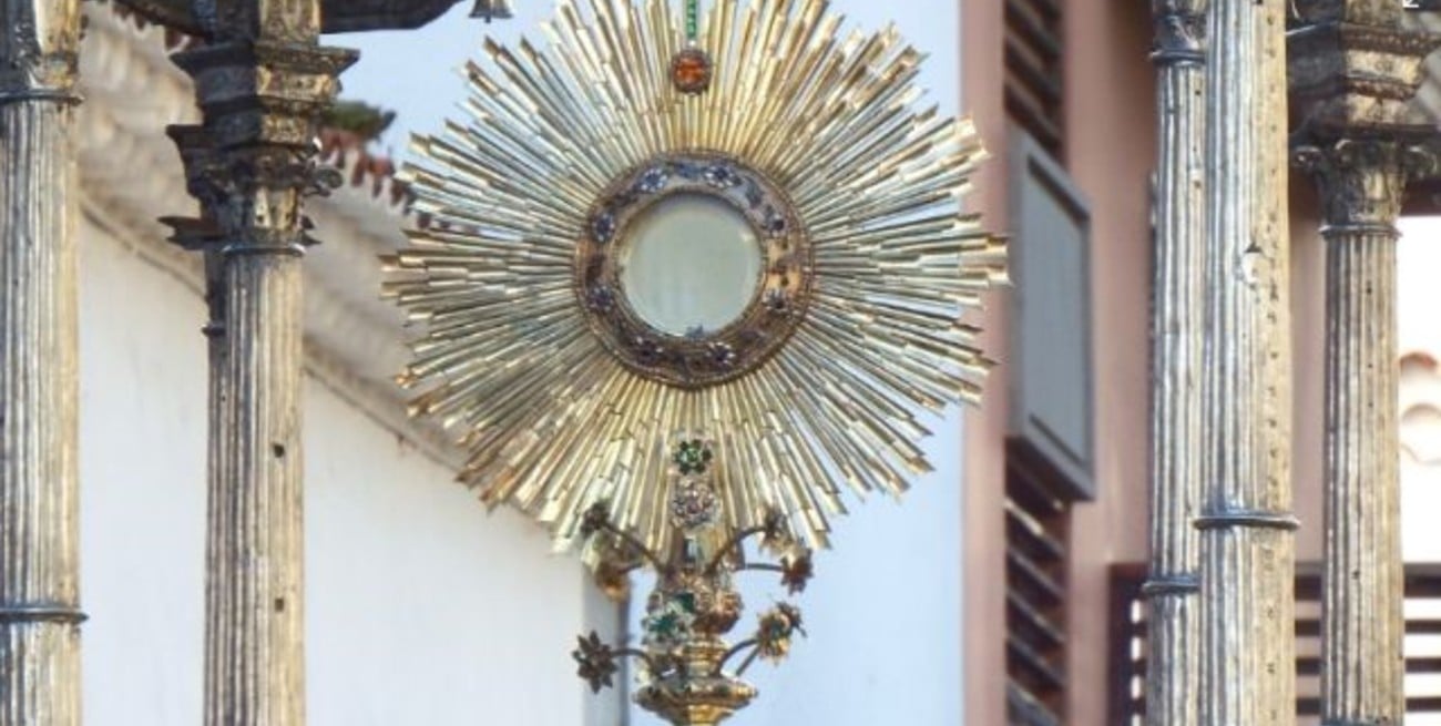 ¿Milagro?: conmoción por una hostia que "late" durante una misa en México