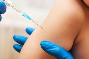 La población objetivo está compuesta por personas desde 6 meses y hasta los 2 años, 11 meses y 29 días.