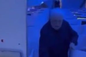 El exministro fue capturado por las cámaras cuando volvía de su viaje a Roma