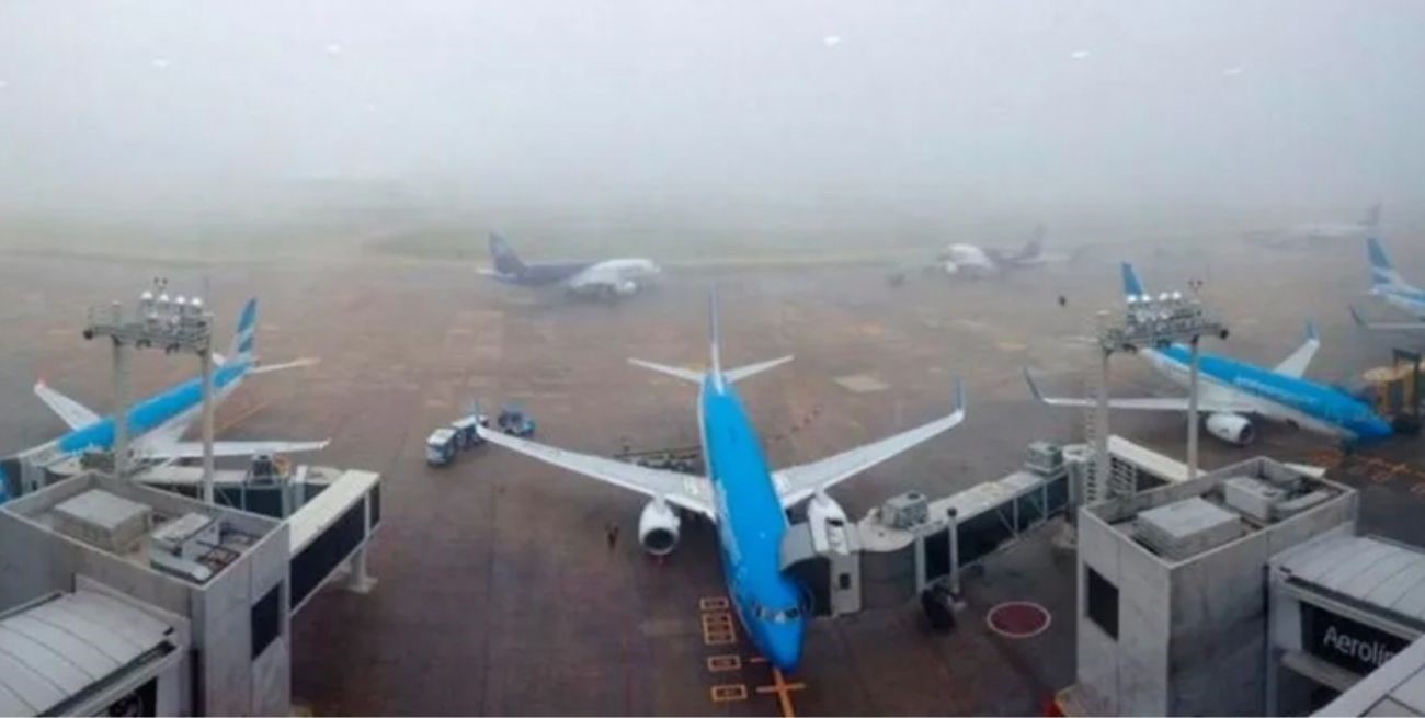 Ezeiza y Aeroparque nuevamente con demoras y desvíos por la niebla
