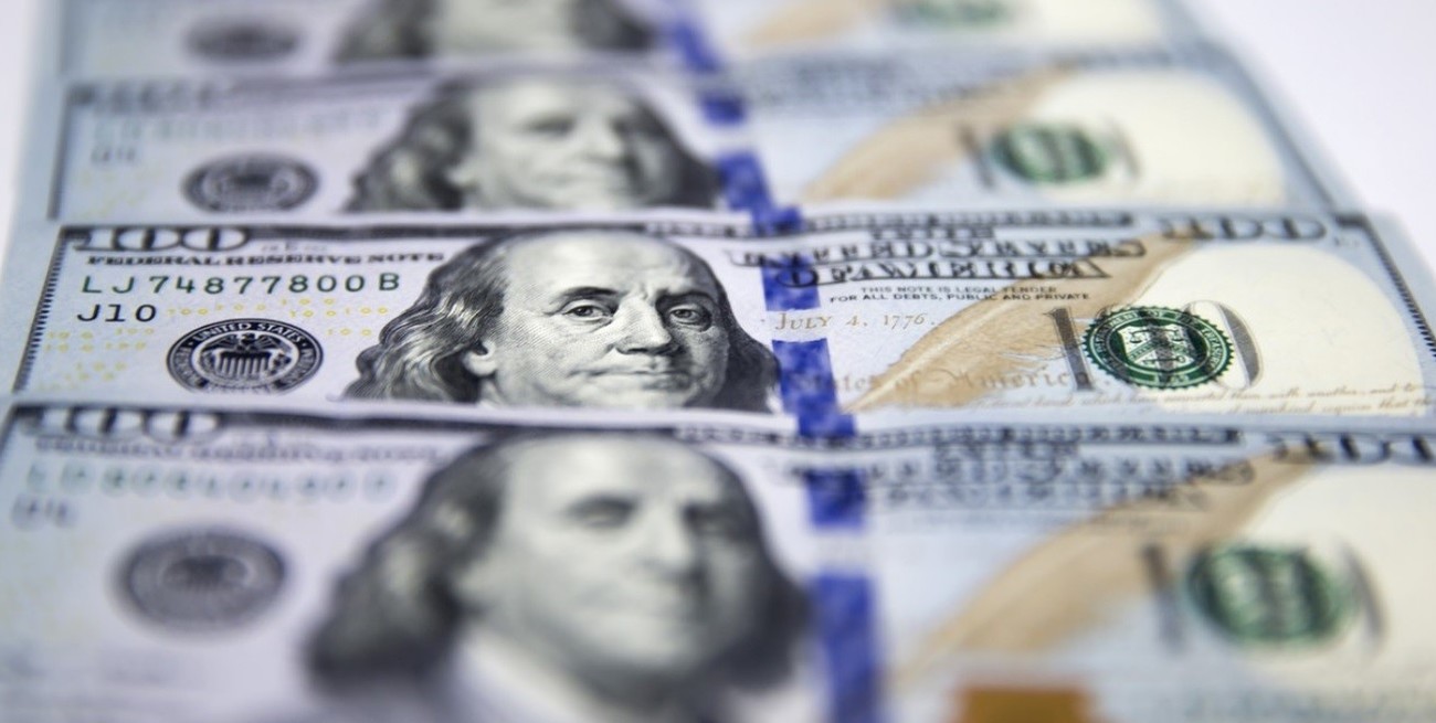 El dólar blue volvió a subir y se acercó a los $300