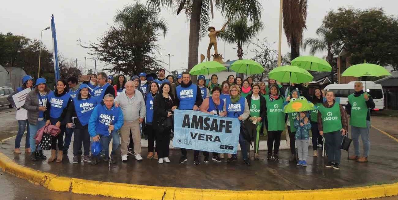 Bajo la lluvia, docentes se movilizaron en Vera