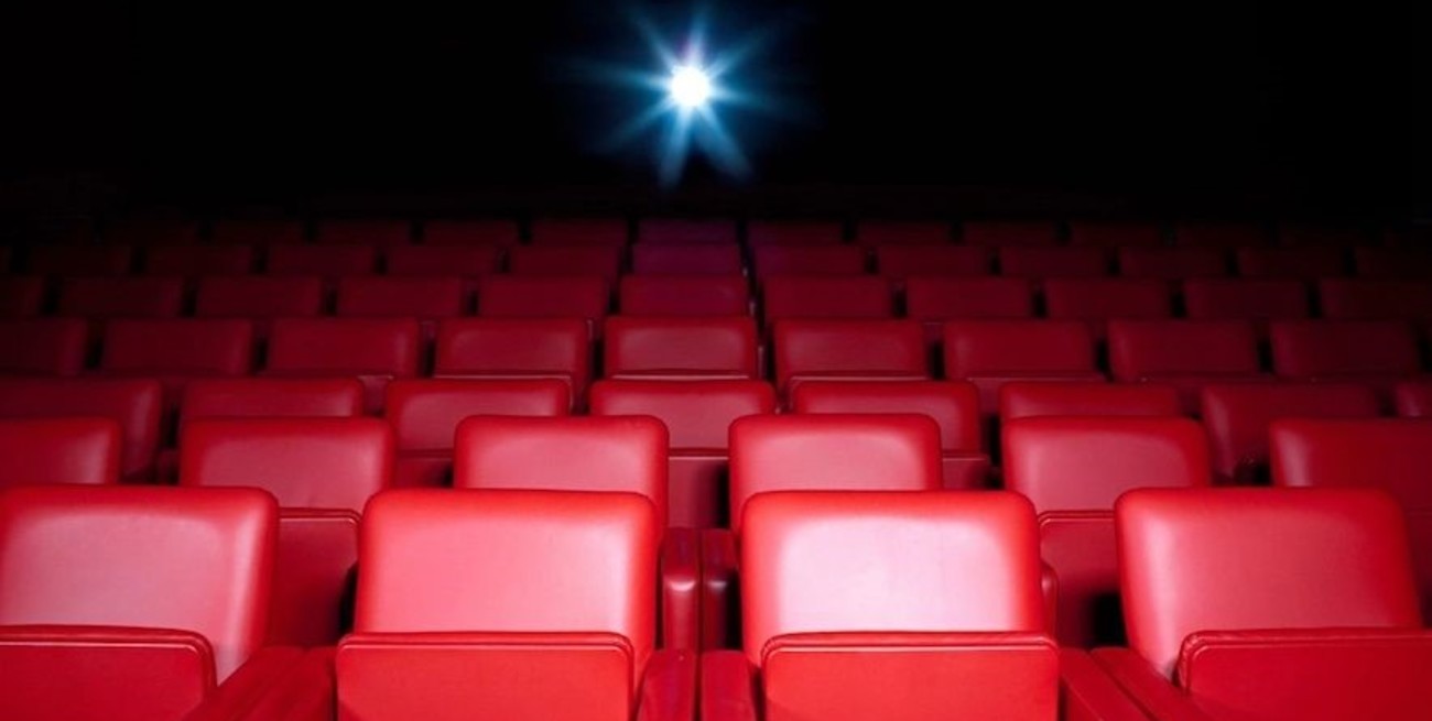 Video viral: se durmió en en cine, se fueron todos y lo dejaron encerrado