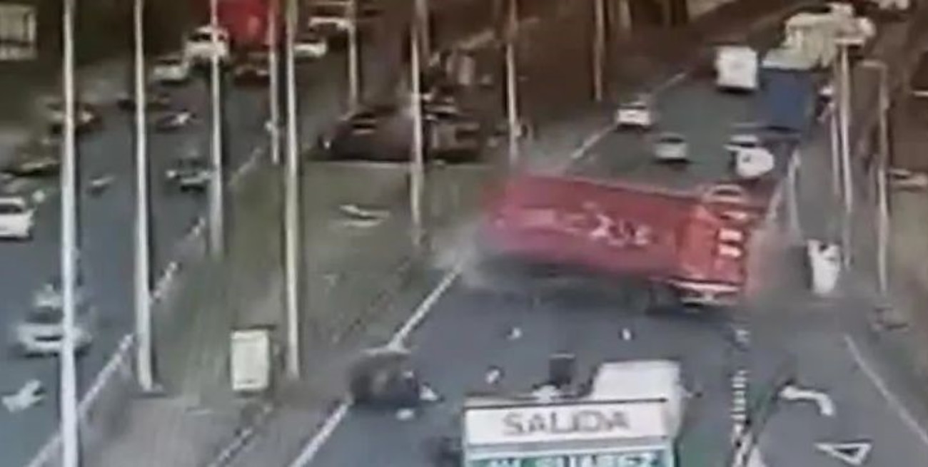 Impactante video: un camión “perdió” la cabina en plena 9 de Julio