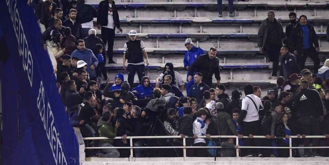 Los incidentes en la tribuna de Vélez dejaron siete hinchas de Talleres heridos de gravedad