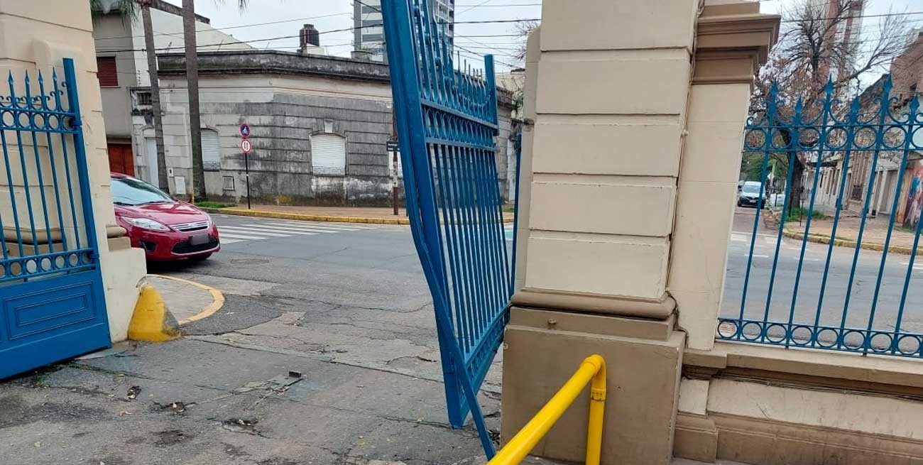 Video: se durmió y se llevó puesto el portón de Aguas Santafesinas
