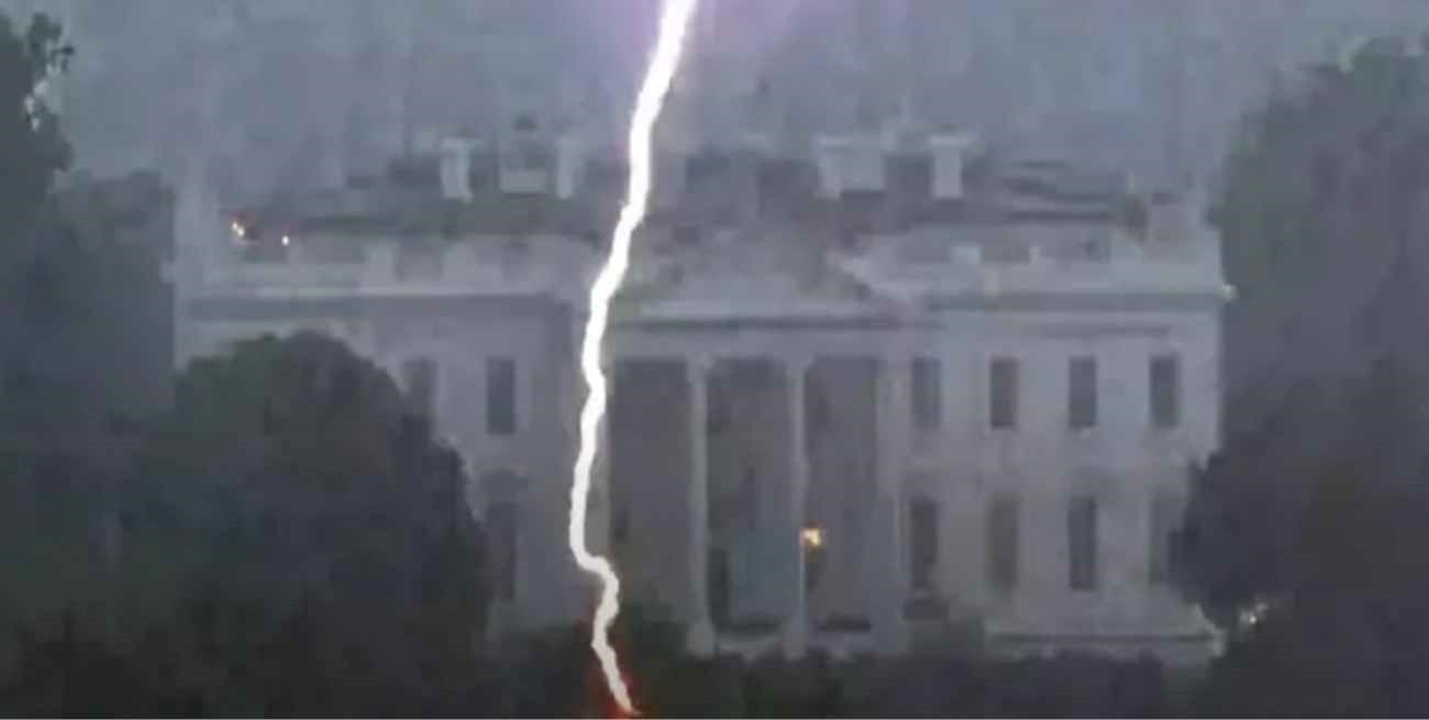 Video: un rayo cayó a metros de la Casa Blanca y cuatro personas resultaron heridas de gravedad