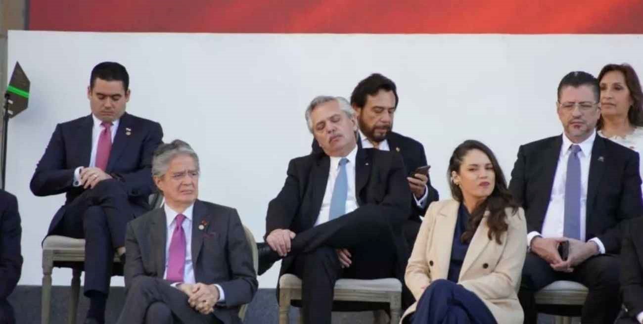 Insólito: medios colombianos captaron a Alberto Fernández dormido durante el discurso de Petro