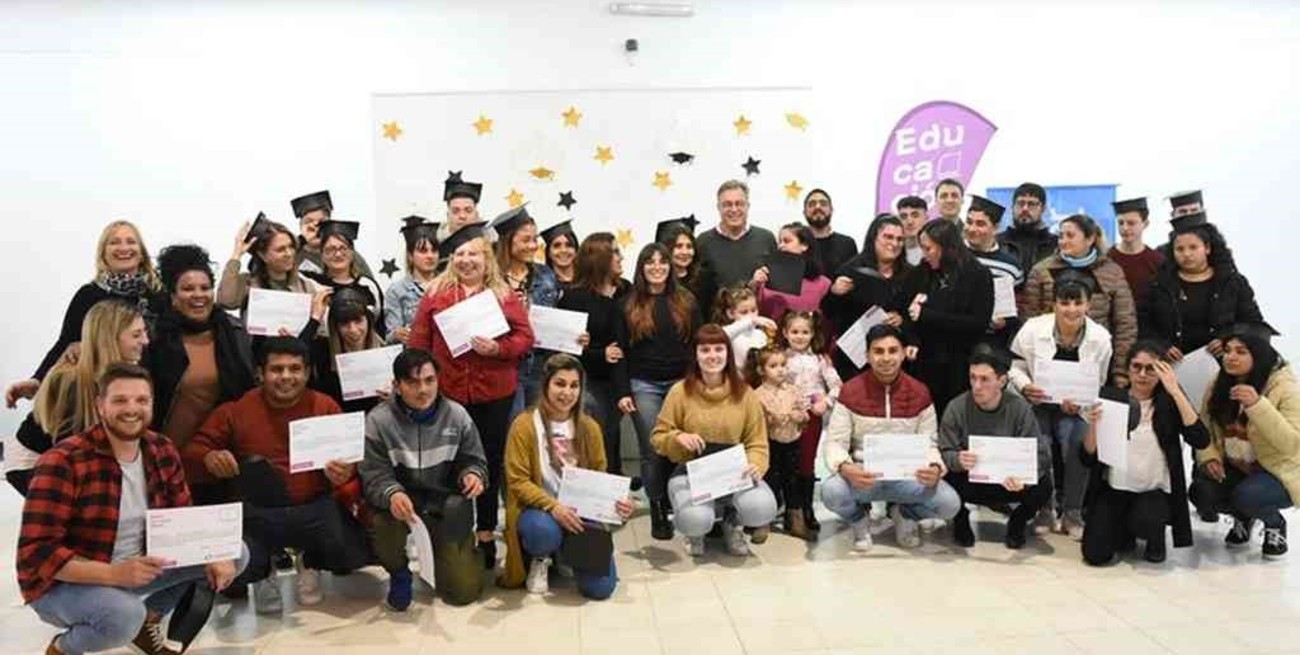 Reconocieron a egresados de programas educativos municipales