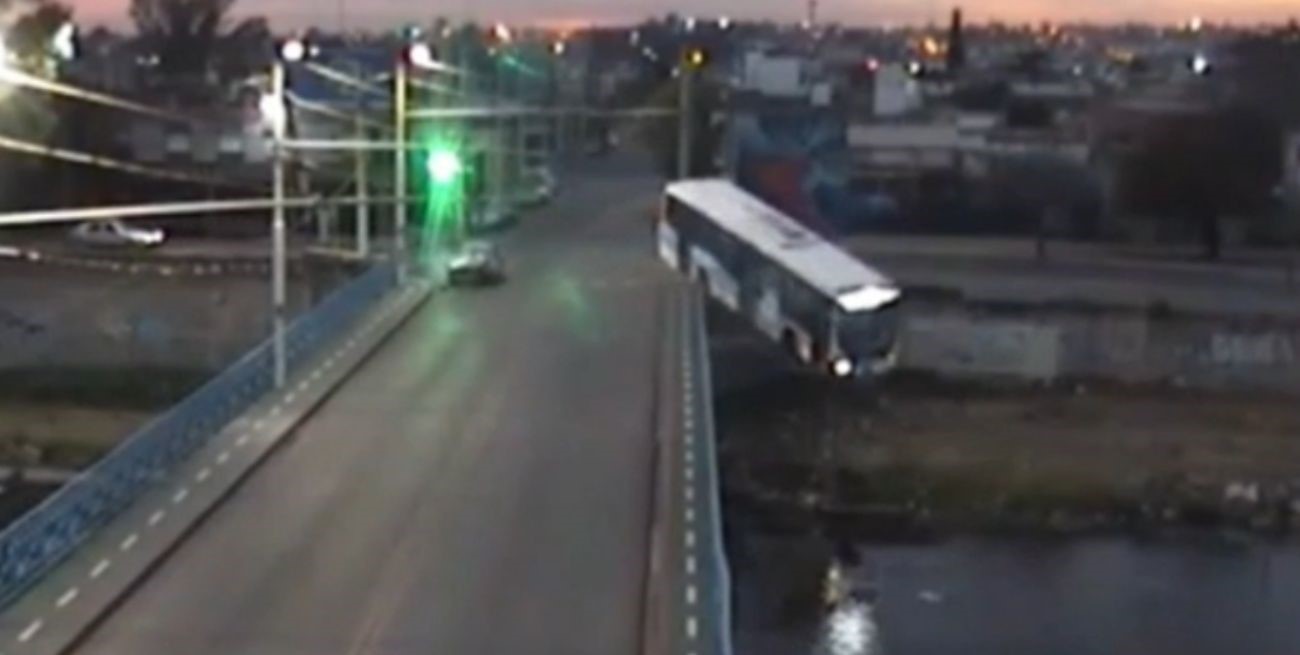 Video: un colectivo chocó y cayó a un río en Córdoba