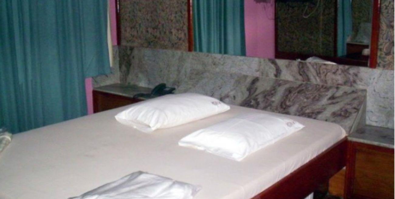 Insólito: parejas fueron a un hotel alojamiento con un bebé y se turnaban para cuidarlo