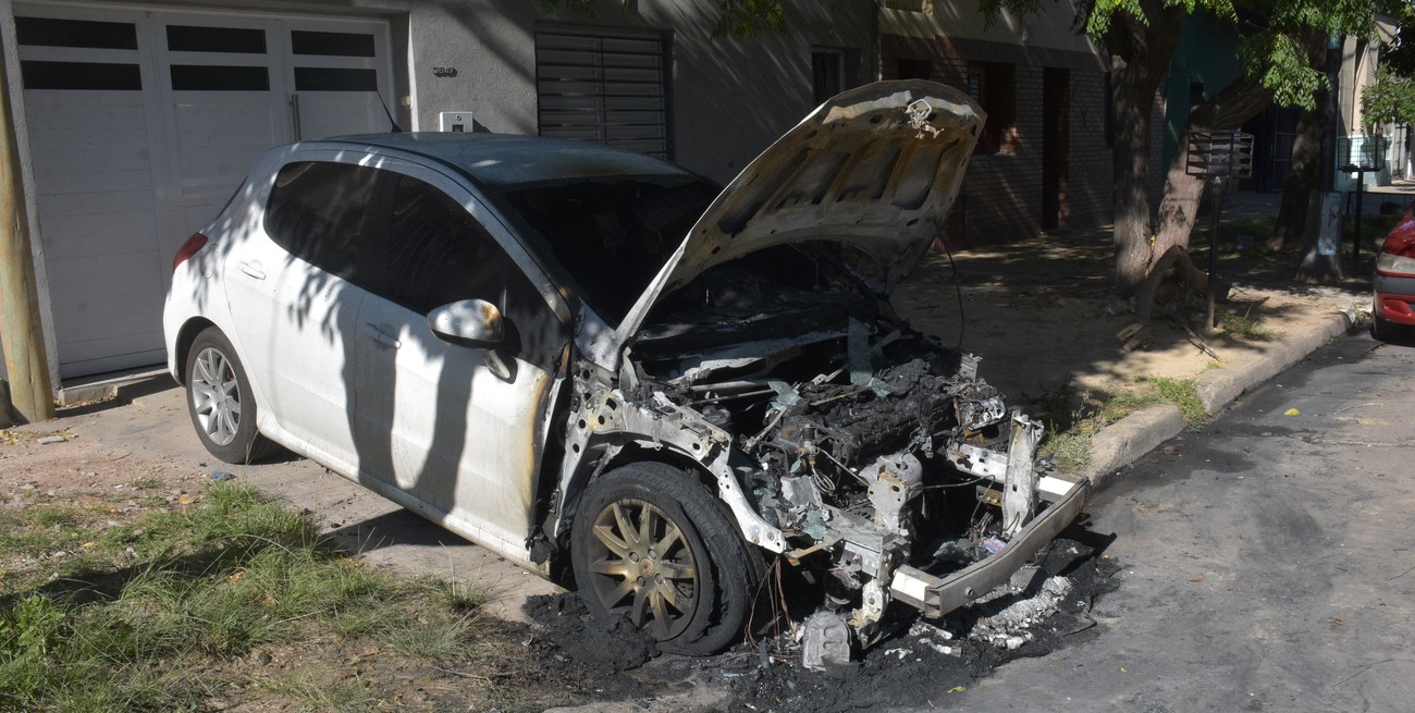 Condenados por incendiar media docena de autos en una madrugada