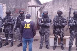 Una serie de allanamientos terminó con tres personas detenidas.