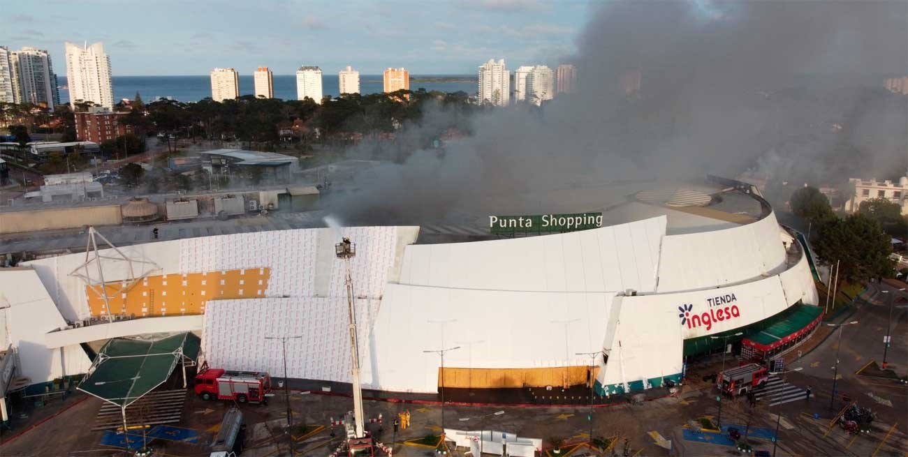 Sigue descontrolado el fuego en el shopping de Punta del Este