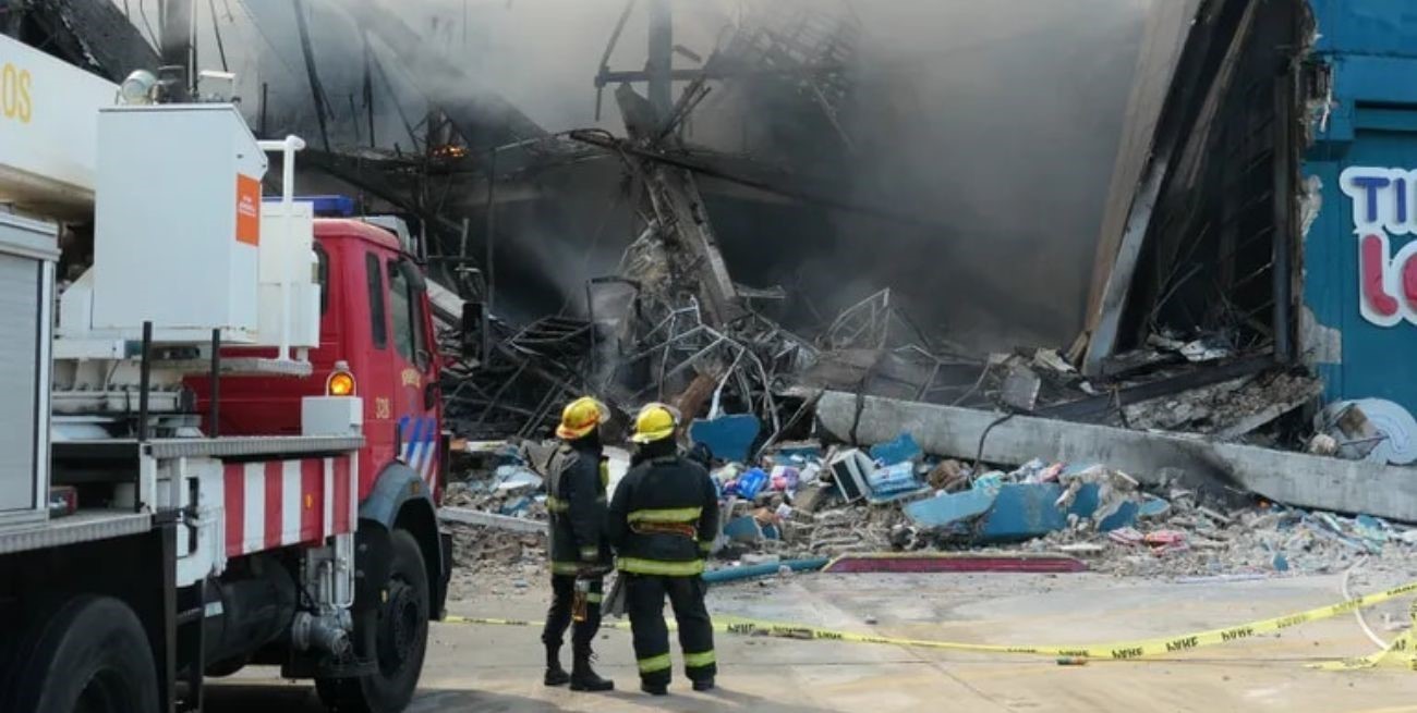 Se controló el fuego en el shopping de Punta del Este y trabajan para extinguirlo