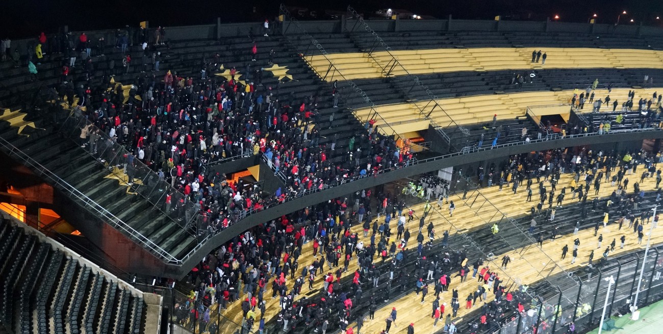 Conmebol volvió a multar a Colón por los incidentes en el cruce con Peñarol