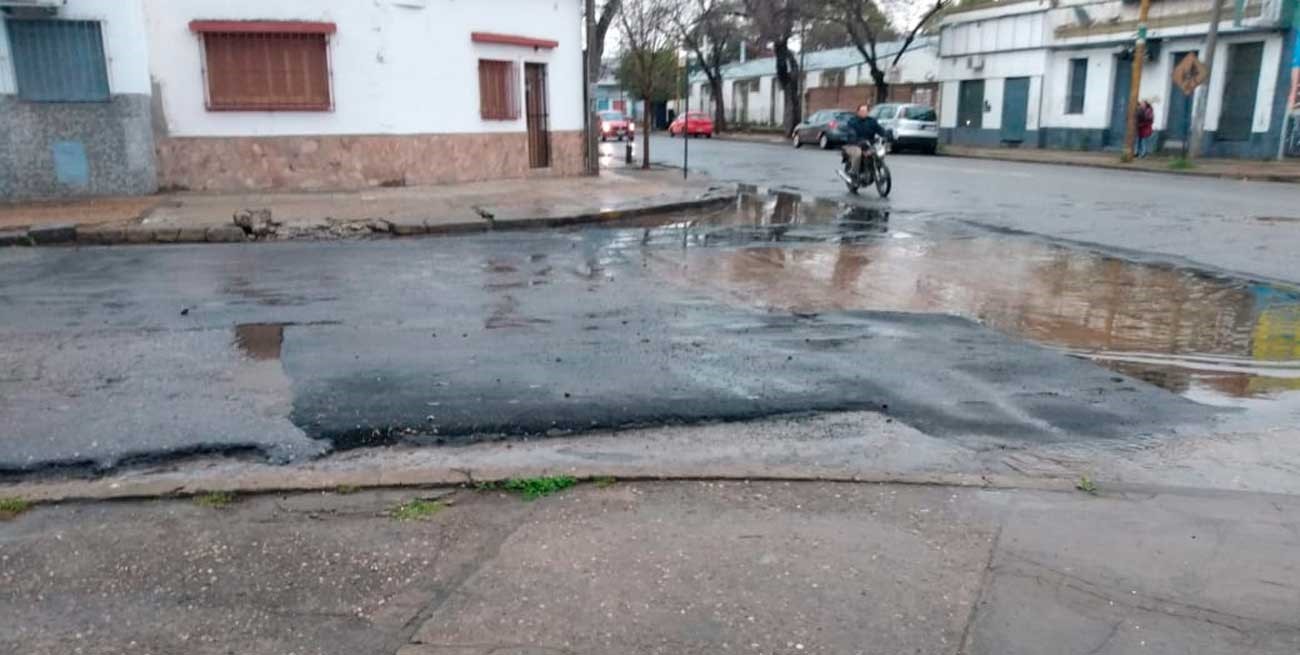 La lluvia complicó parte del bacheo en un sector de barrio Sur