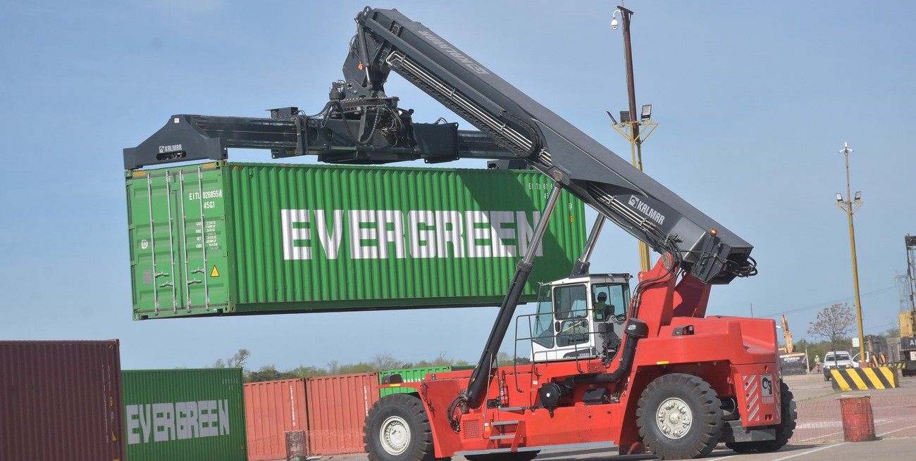 Con la incorporación de una grúa especial, continúan las obras en el Puerto de Santa Fe