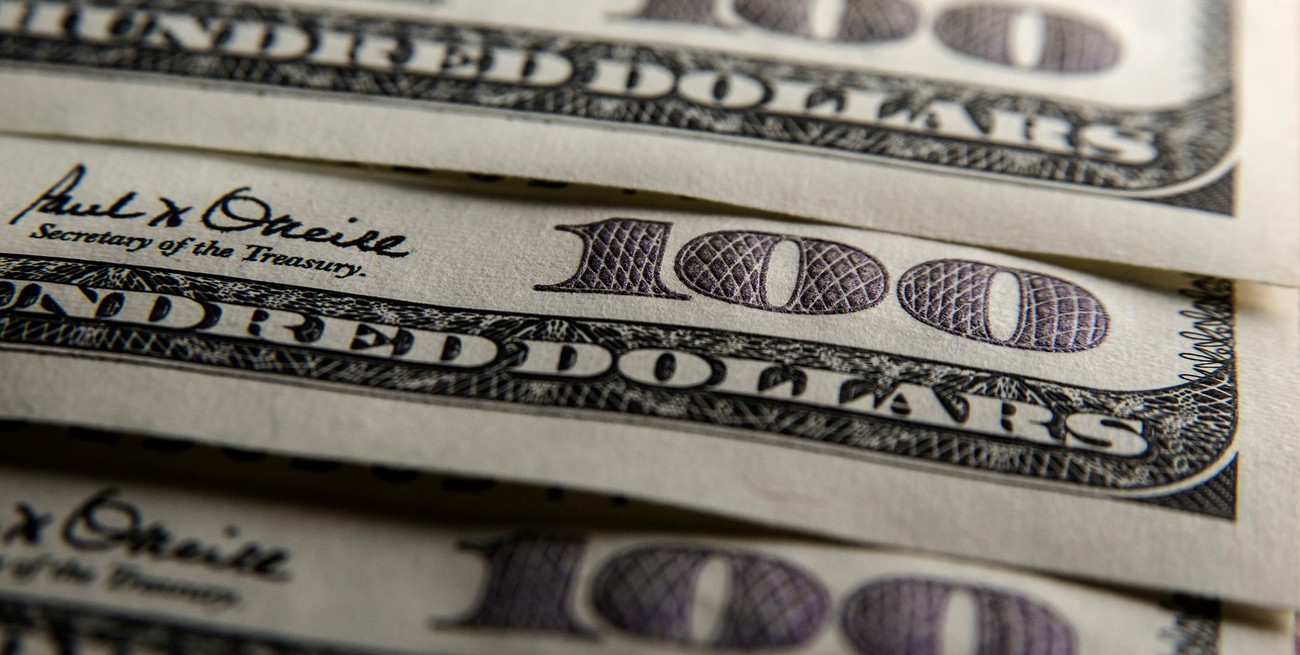 El dólar blue volvió a subir y cotizó a $ 297