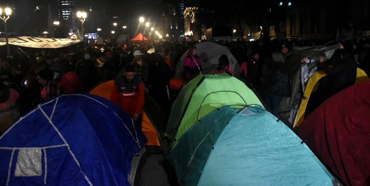 Los piqueteros continúan con el acampe en Plaza de Mayo