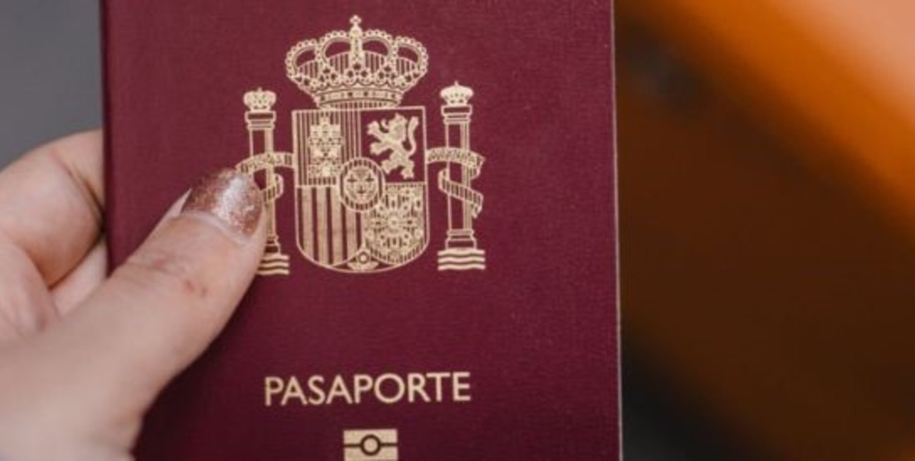 Españoles se quejan: no pueden volar a Estados Unidos por fallas en los nuevos pasaportes