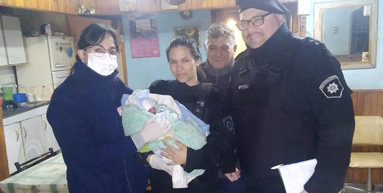 Policías asistieron a una mujer que dio a luz un bebé