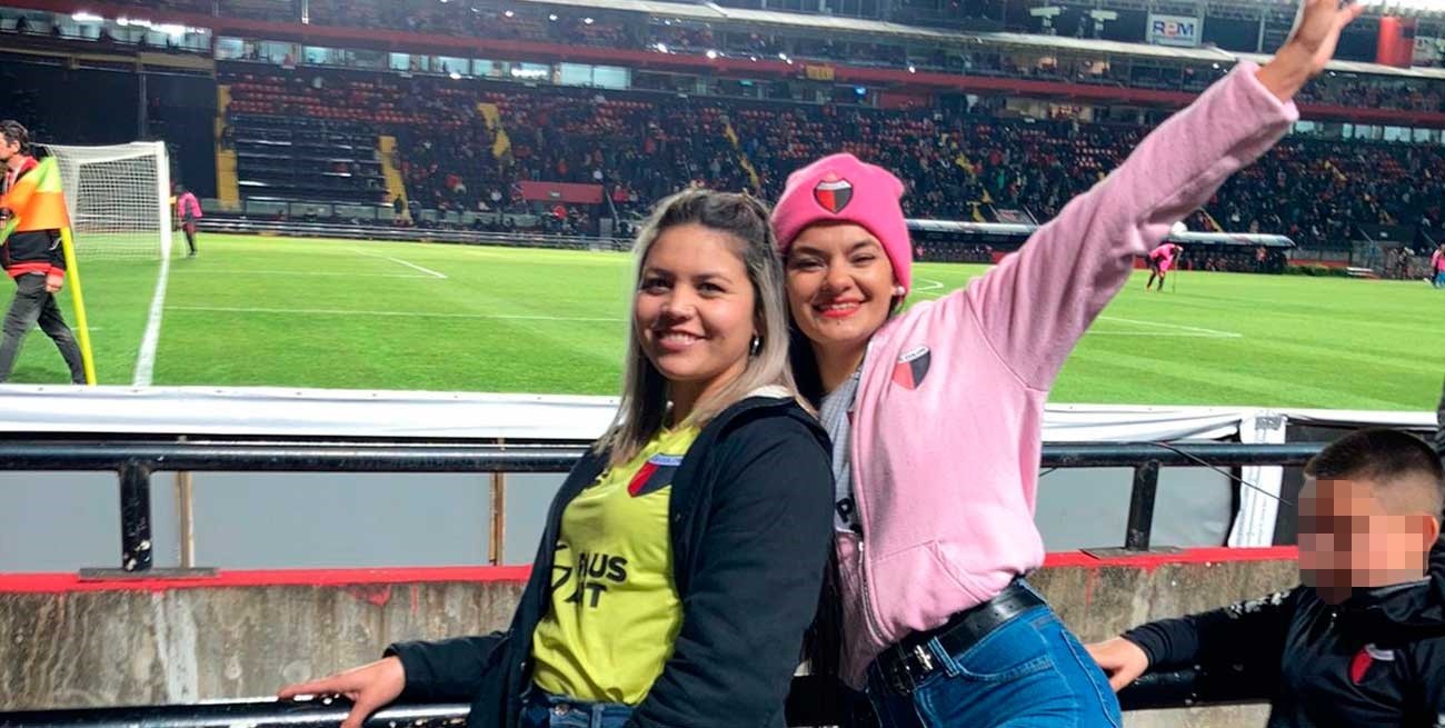 Se sacaron una foto en la cancha de Colón y pidieron borrar a un niño: estallaron los memes