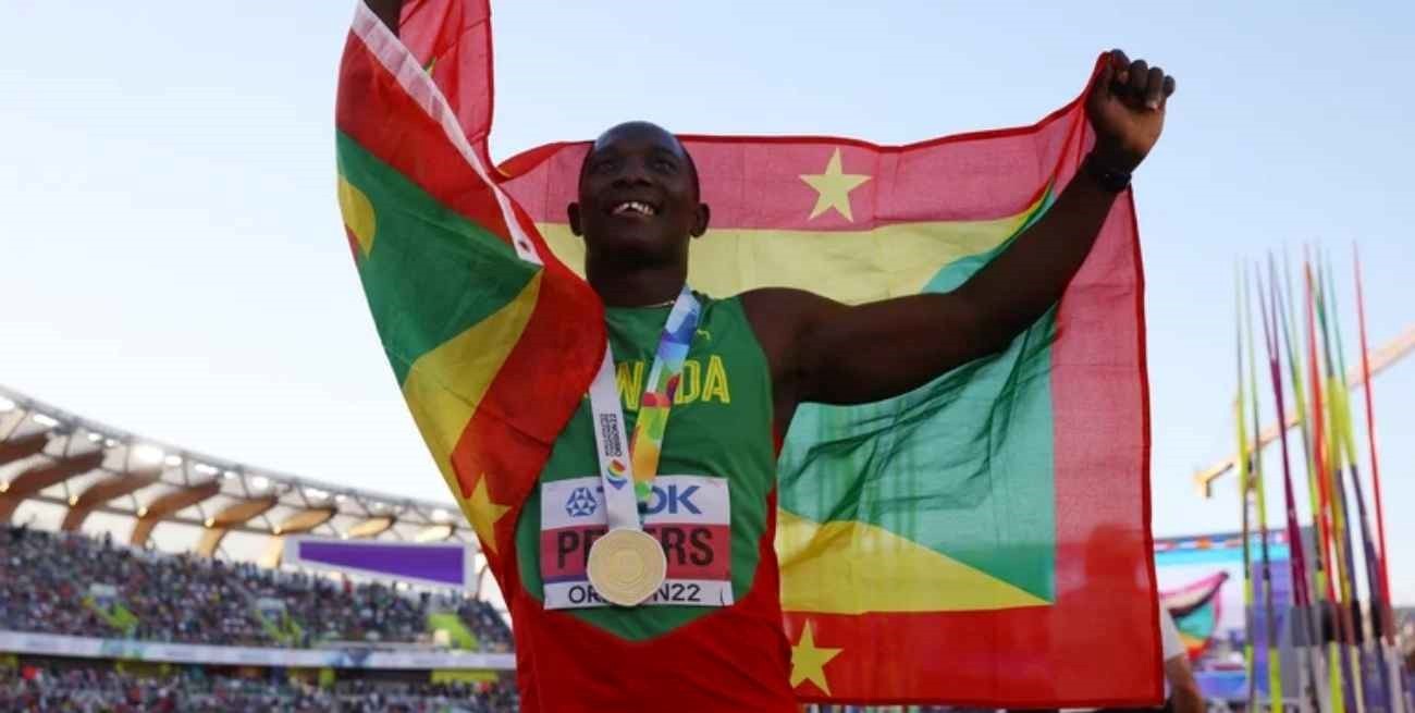 Video: golpearon y lanzaron al mar al campeón mundial de jabalina durante una pelea