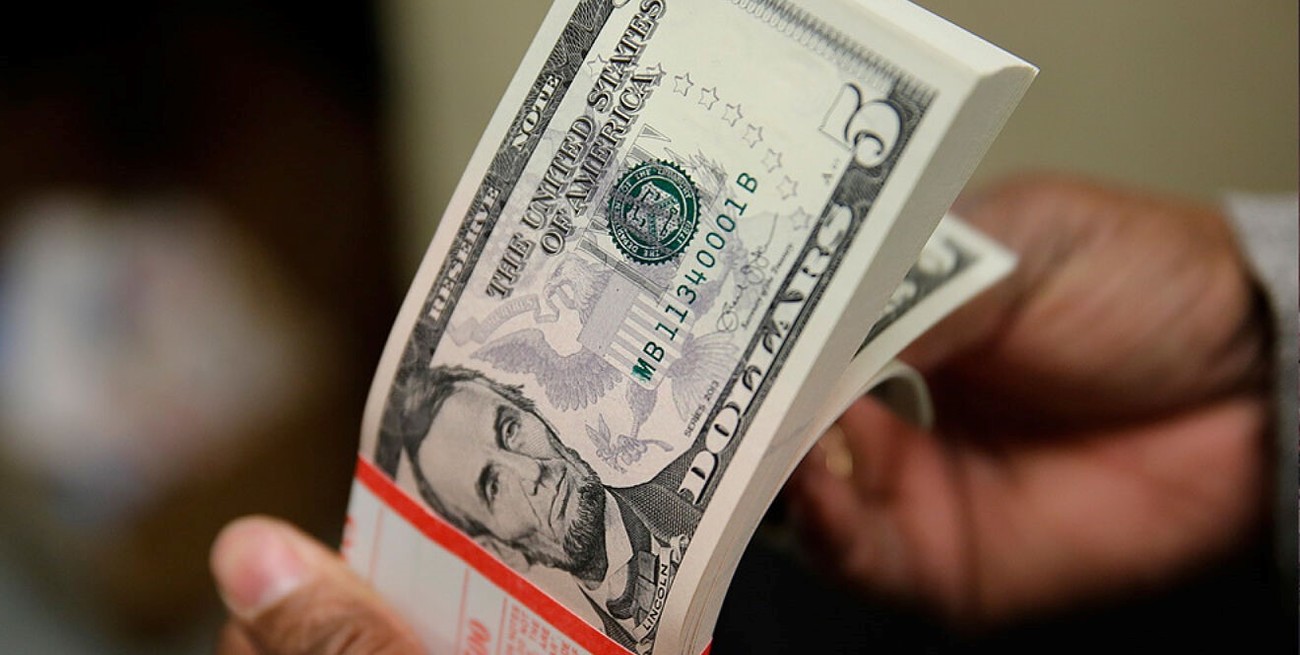 El dólar blue bajó un peso y cerró la semana en $ 295