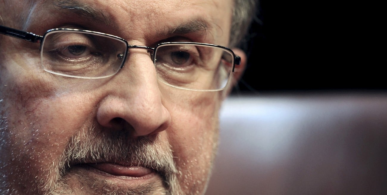 Video: apuñalaron al reconocido escritor Salman Rushdie antes de dar un discurso en New York