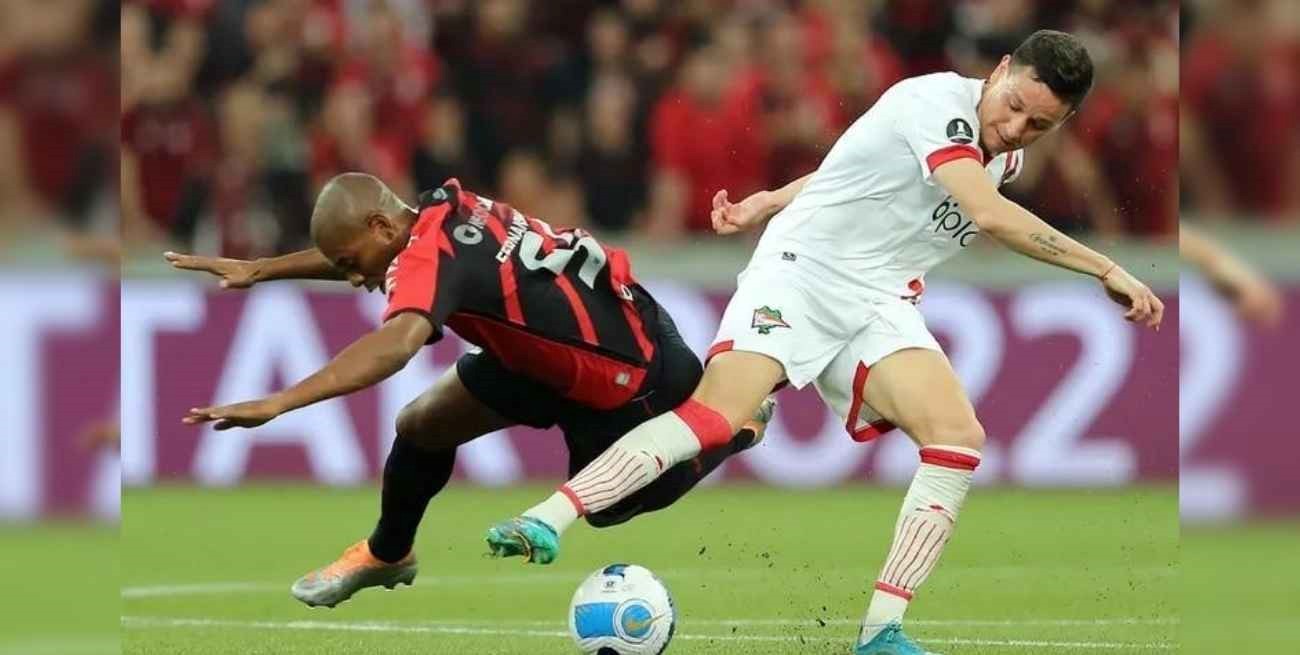 Estudiantes lo perdió sobre el final y quedó eliminado de la Copa Libertadores ante Paranaense