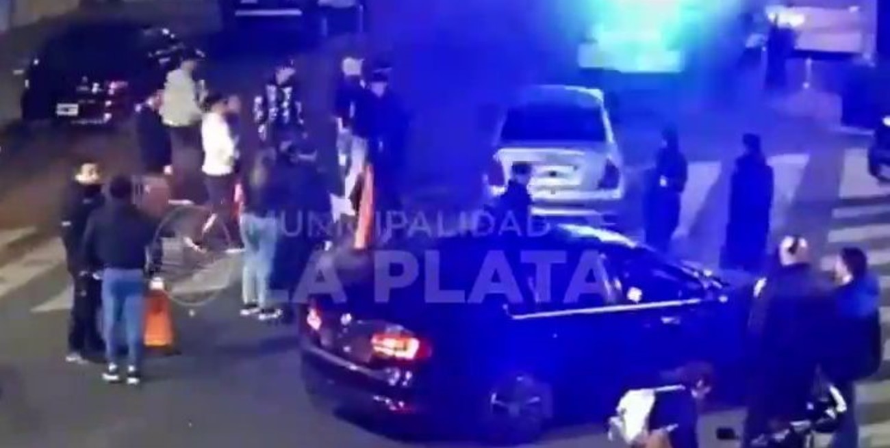 Video: dio positivo de alcoholemia, se fugó y dejó a su novia en el control