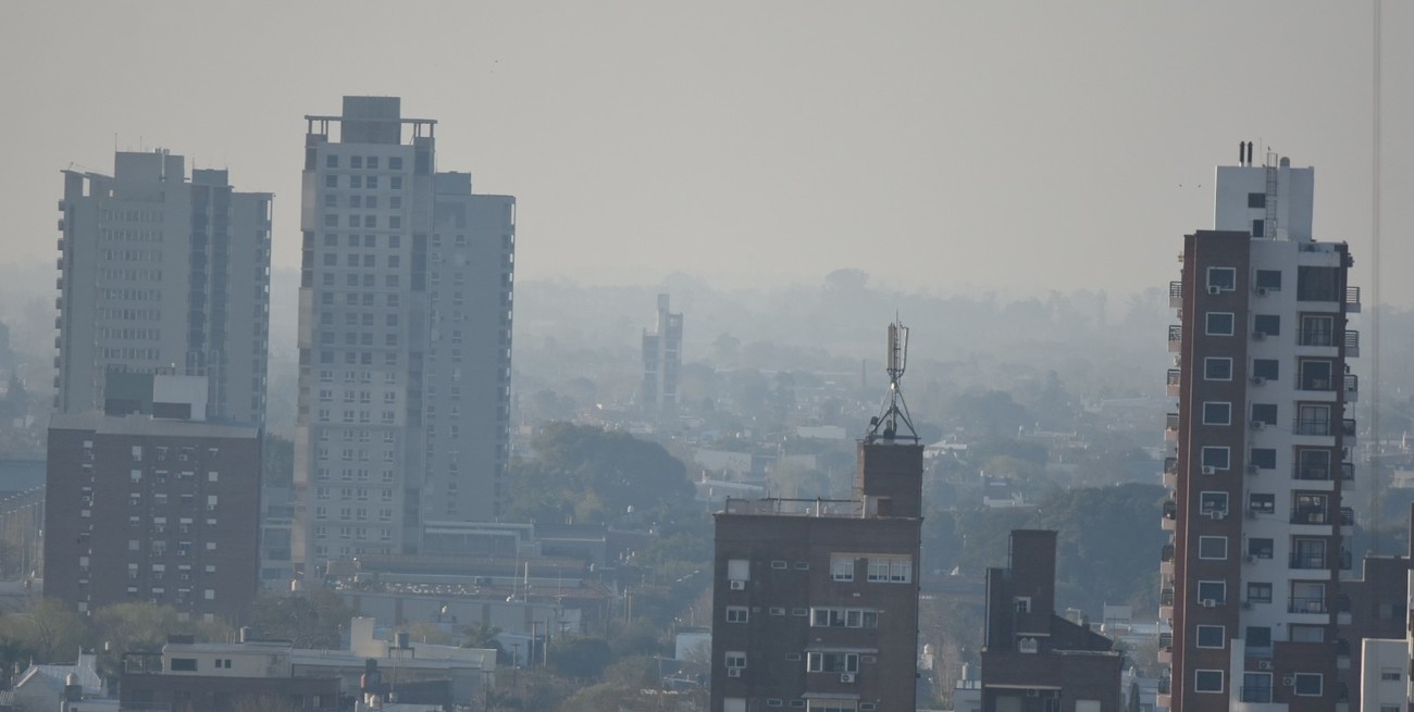 El cielo de la ciudad de Santa Fe está rodeado por un manto de humo oscuro