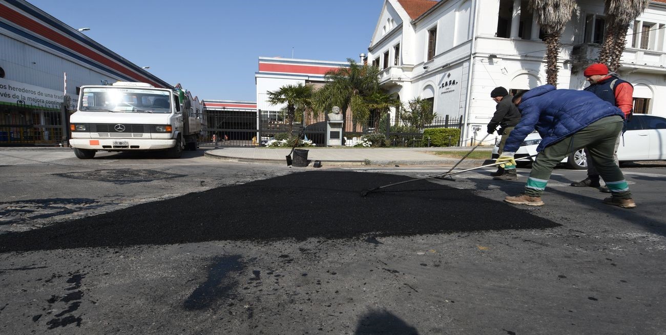 Arreglaron un bache histórico de una 
esquina turística de barrio Candioti Sur